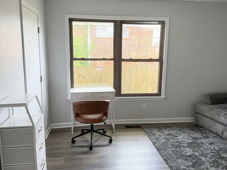 877 Beckwith St SW — Photo 5