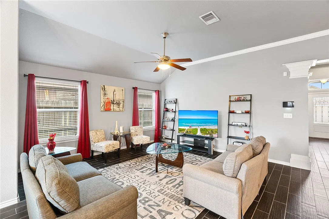 3 bed, 2.0 bath, 1637 sqft, $2,050 — Photo 4