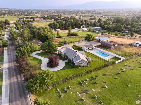 105 S 400 E, Hyde Park, UT 84318