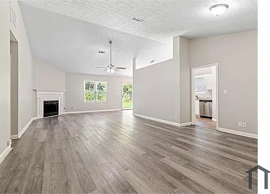3 bed, 1599 sqft, $2,205 — Photo 2