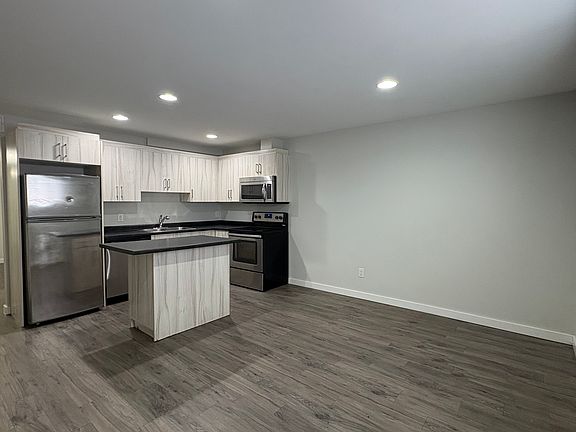 5th image of 1530 Logan Ave