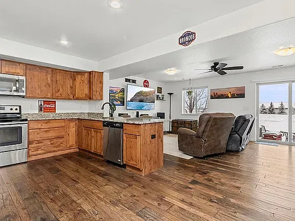 3 bed, 2428 sqft, $2,000 — Photo 4