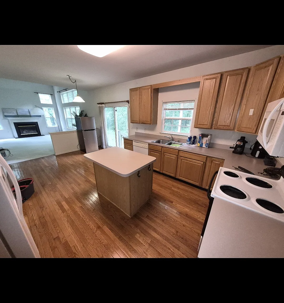 4 bed, 2.5 bath, 2575 sqft, $900 — Photo 2
