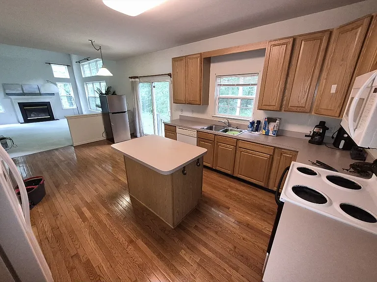 18 Stirling Dr — Photo 2