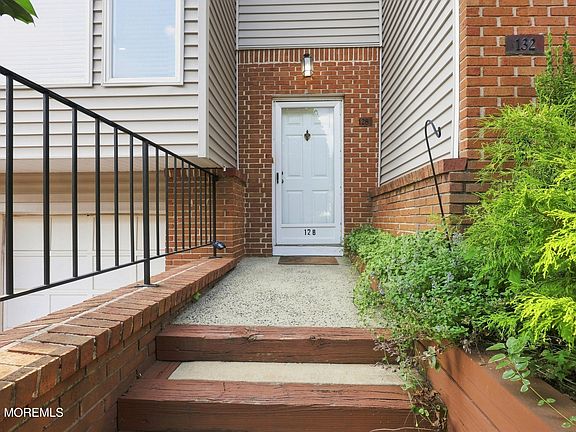 5th image of 128 Ambassador Drive #1042