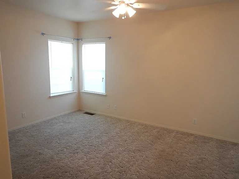 715 NE Fieldstone Ct — Photo 4