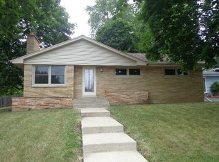 242 Harvey Ave, Grayslake, IL 60030