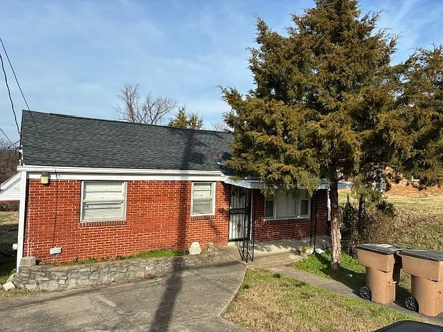 3 bed, 1.0 bath, 999 sqft, $1,500 — Photo 1