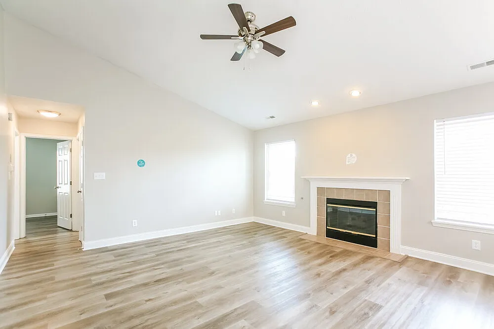 3 bed, 2.0 bath, 1200 sqft, $1,805 — Photo 4