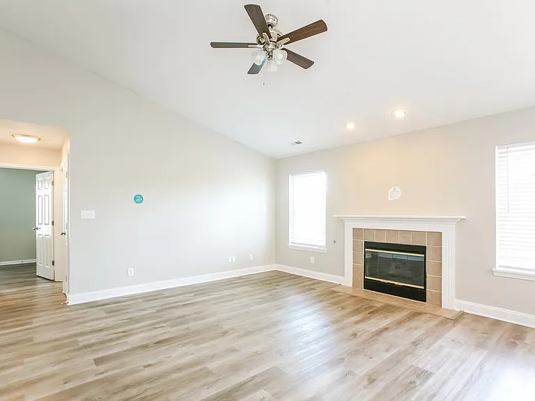 1015 Redwood Dr — Photo 4