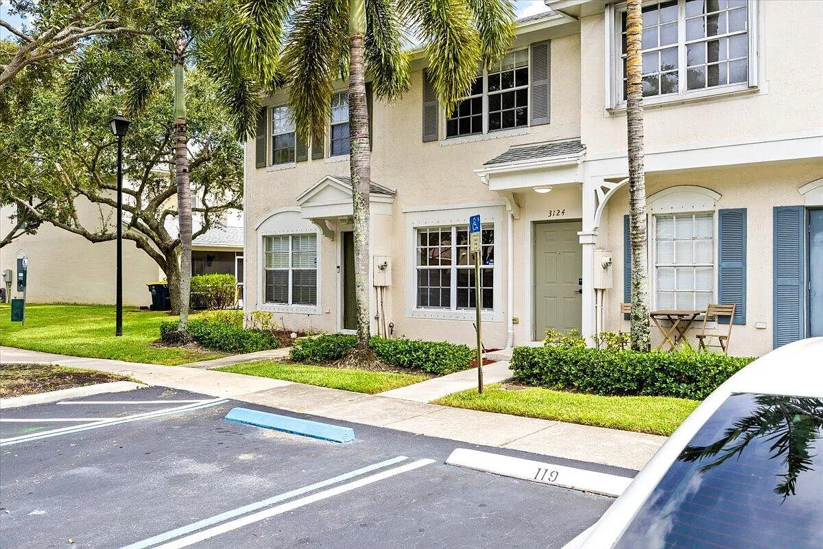 2 bed, 2.0 bath, 1110 sqft, $2,750 — Photo 2