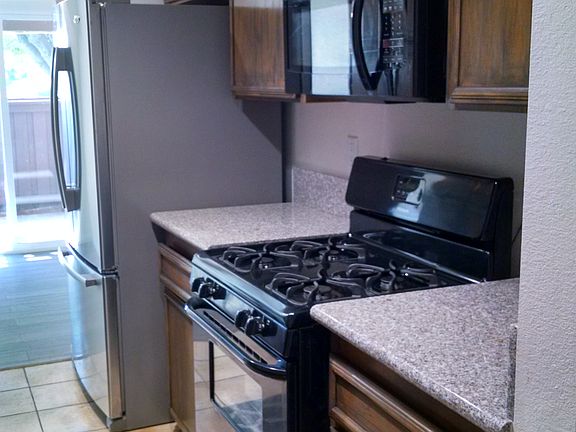 4th image of 2101 Hawthorne Ct