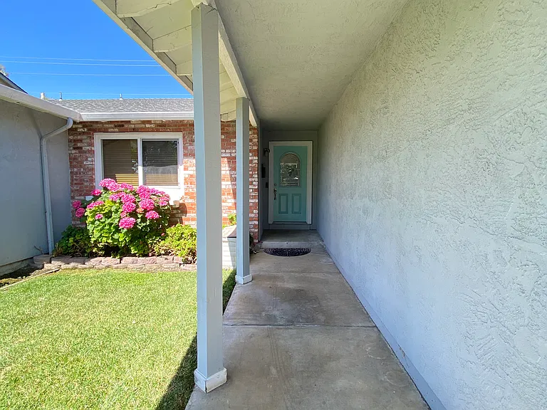 370 Colville Dr — Photo 2