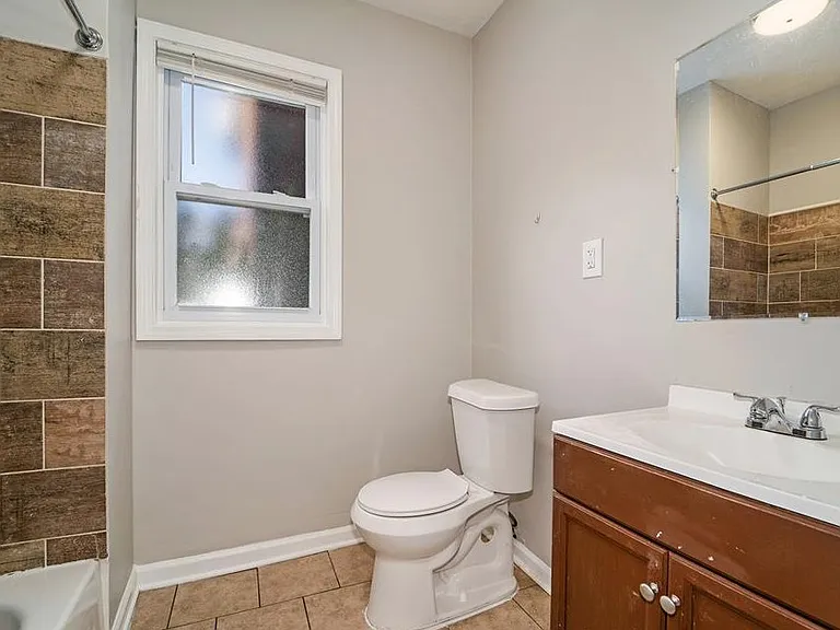 1045 Casgrain St — Photo 7