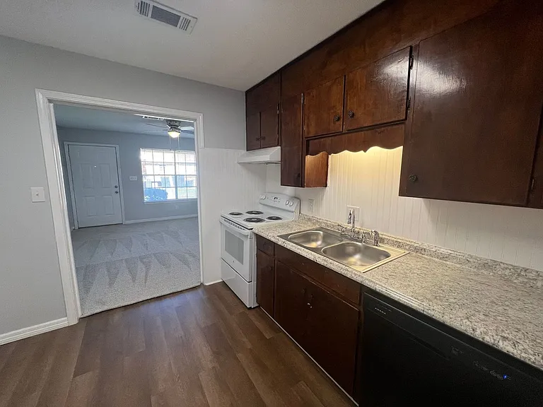 405 Schubert Dr #C — Photo 6