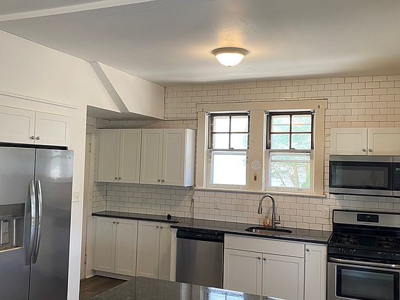 beautiful kitchen. Granite countertops, stainless steel appliances