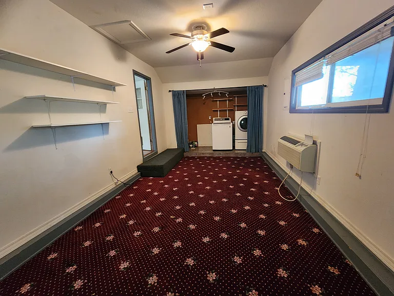 Bonus room/Laundry area