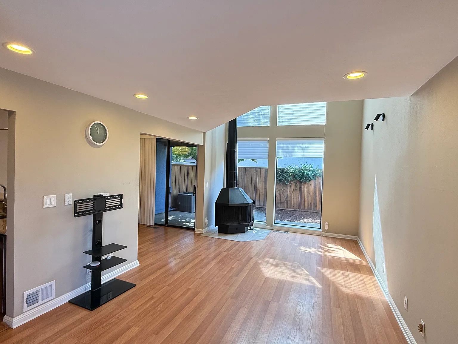 3 bed, 1289 sqft, $4,500 — Photo 3