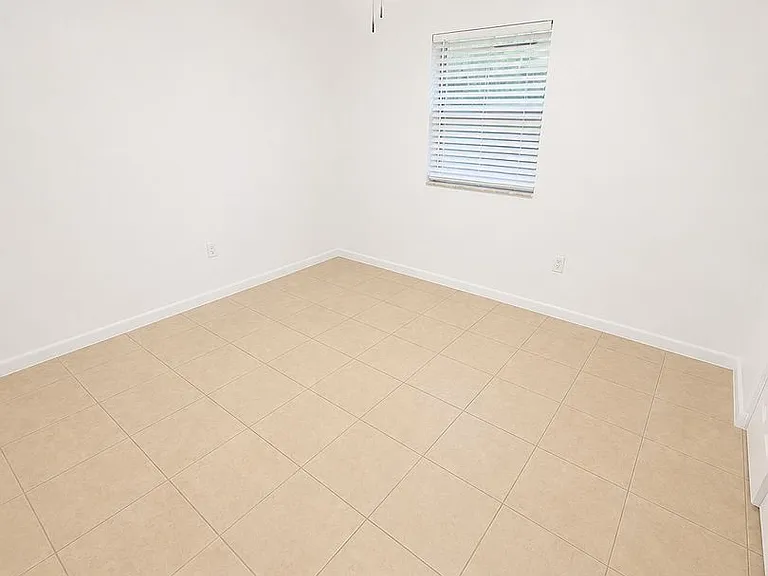 1712 NE 71st Pl — Photo 7