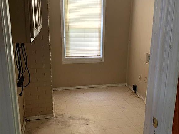 3rd image of 302 Oakland Dr