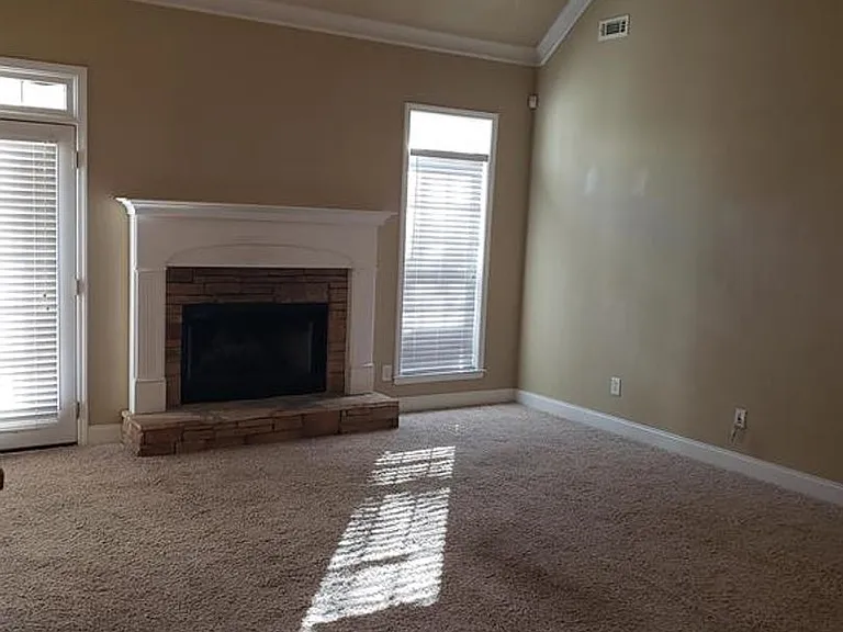 426 Stillwood Dr — Photo 4