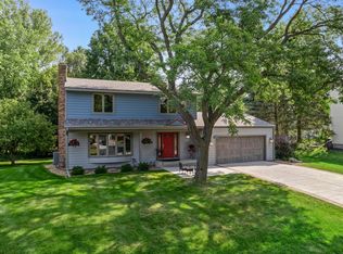 3716 Chatham Ct, Arden Hills, MN 55112