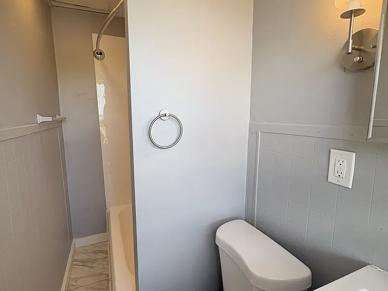 102-104 Knox St #5 — Photo 1
