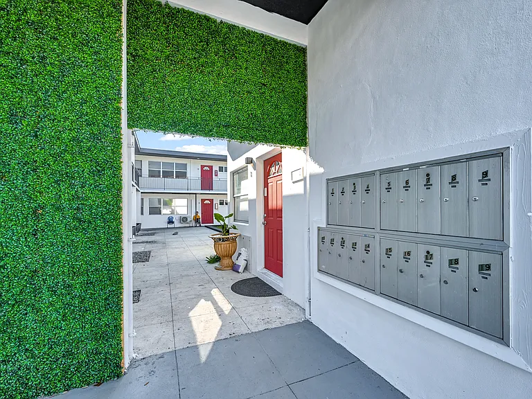 14280 NE 6th Ave #5 — Photo 2