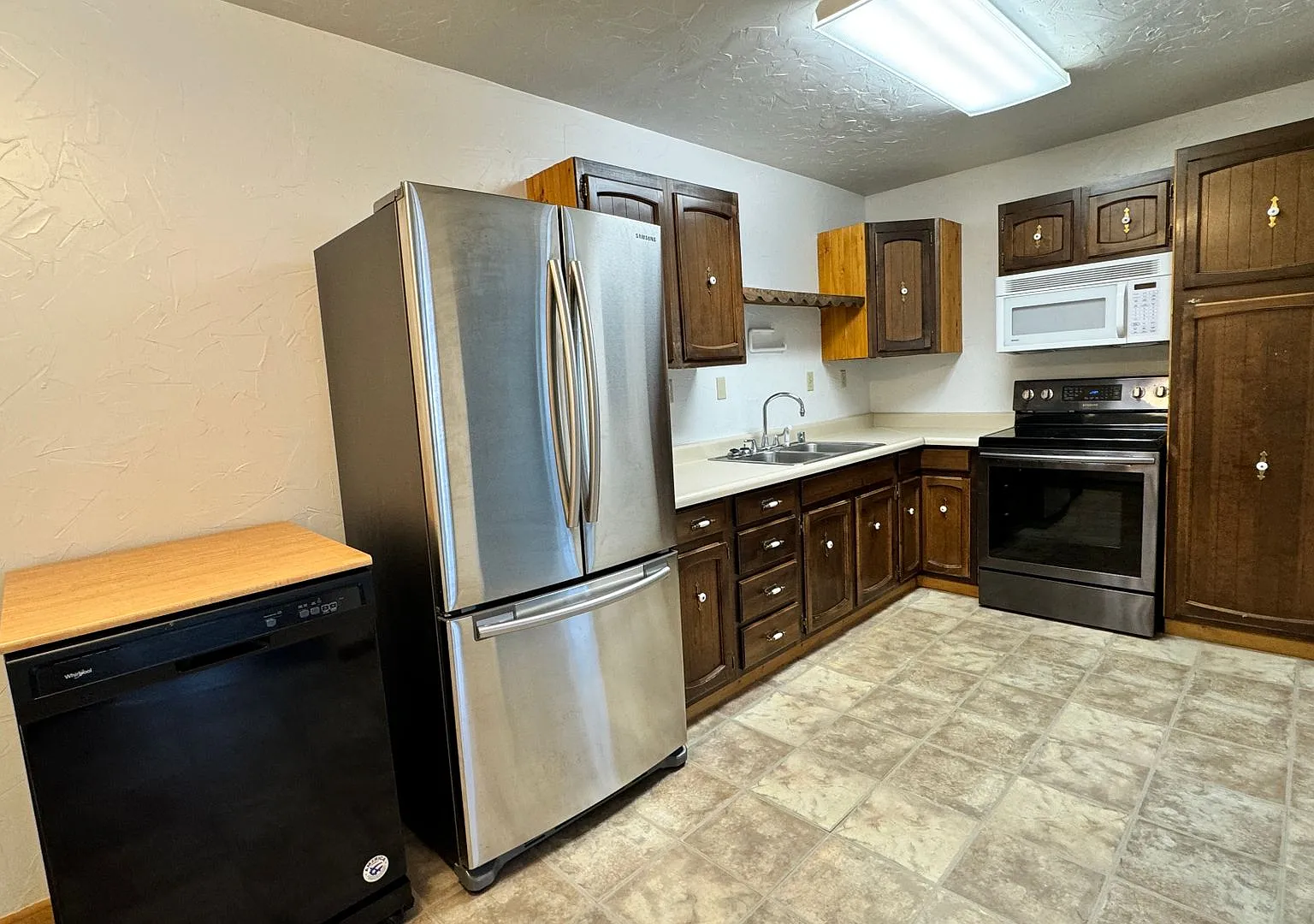 Location Location Location! 2 Bedroom with Garage! — Photo 4