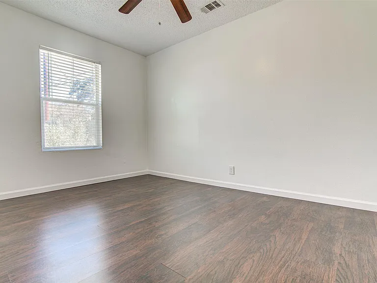 912 Catalpa St — Photo 10