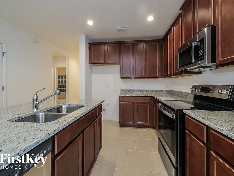 845 Avenal Ln — Photo 6