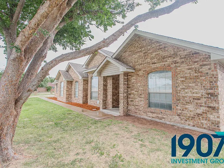 1540 N Santa Fe Ave — Photo 3