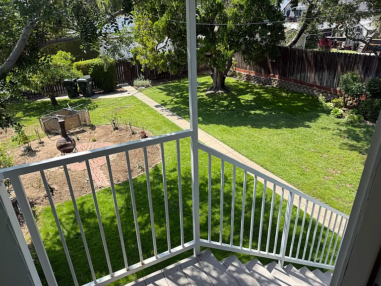 239 1/2 N Mayflower Ave — Photo 37