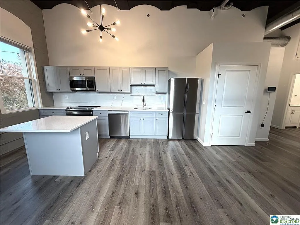 1 bed, 600 sqft, $1,900 — Photo 2