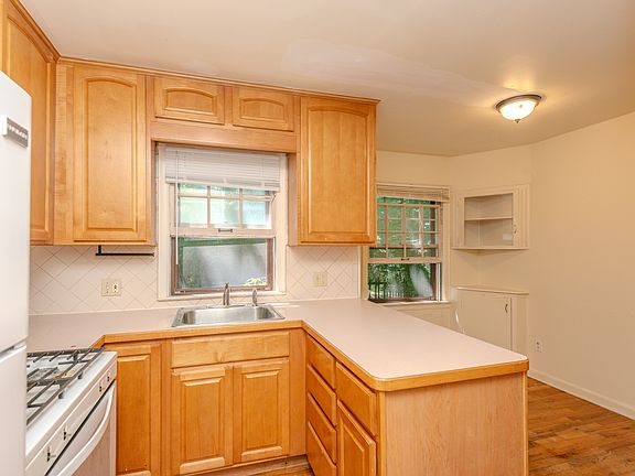 3rd image of 810 Sylvan Ave