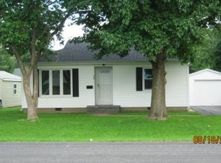 920 Rider St, Flora, IL 62839