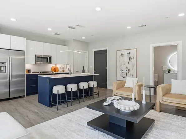 656 Saratoga St Unit 311, Boston, MA 02128