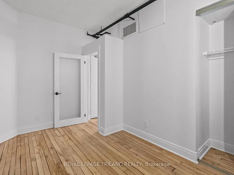 330 Clarence St #204 — Photo 1