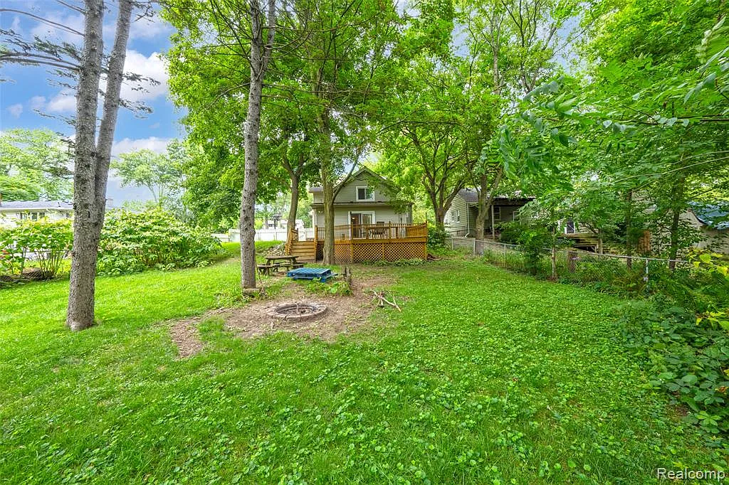 3 bed, 1.0 bath, 1900 sqft, $2,400 — Photo 2