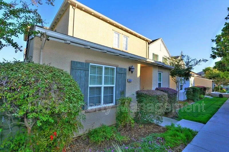 3 bed, 3.0 bath, 1730 sqft, $2,595 — Photo 3