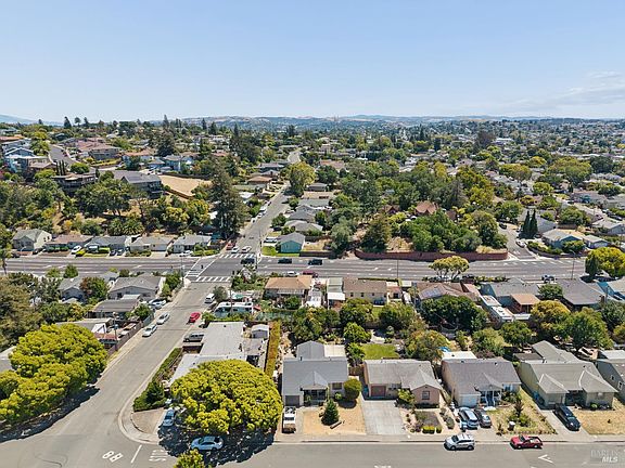 3rd image of 237 Del Mar Avenue
