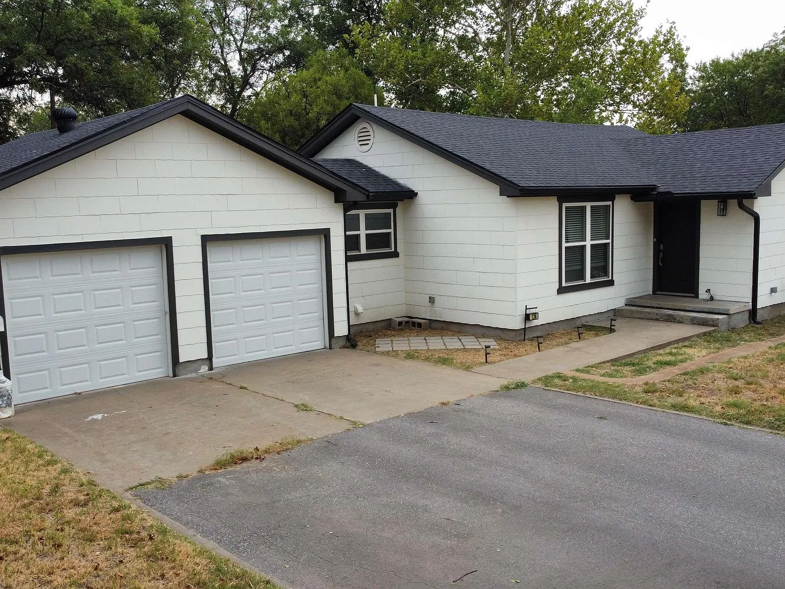 2 bed, 1.0 bath, 1213 sqft, $1,800 — Photo 2