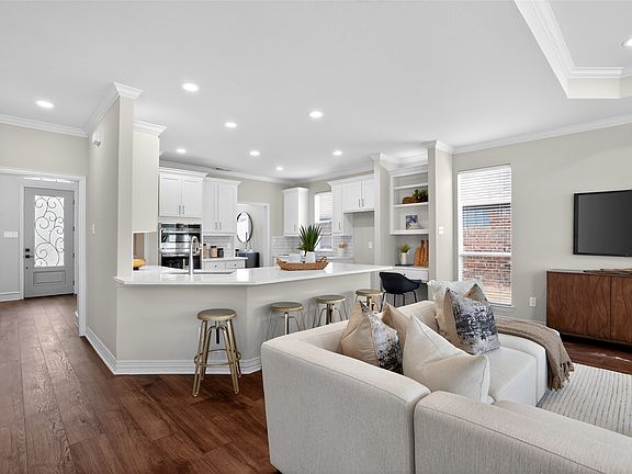 5th image of 909 Saint Andrews Pl