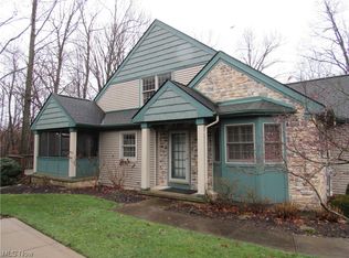 946 Hampton Ct, Sagamore Hills, OH 44067