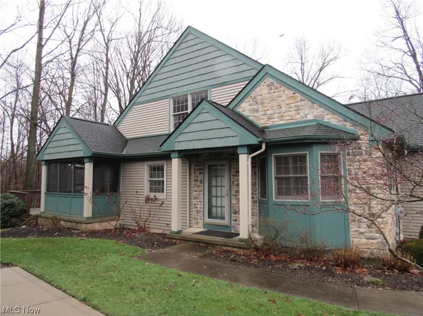 946 Hampton Ct, Sagamore Hills, OH 44067