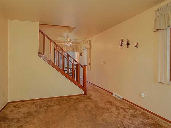 5th image of 274 Karen Ct