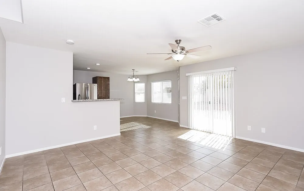 3 bed, 2.5 bath, 1584 sqft, $2,070 — Photo 4