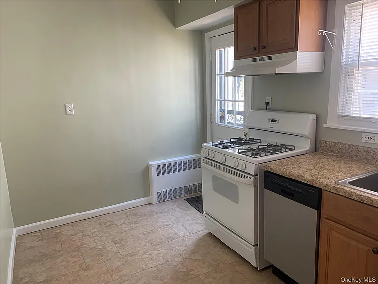 431 E Chester St — Photo 9