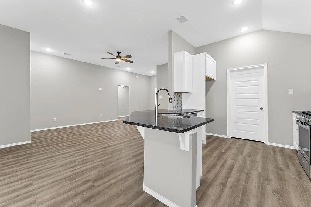 3 bed, 2.0 bath, 1504 sqft, $2,500 — Photo 4
