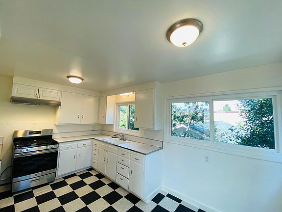 Bright cheery kitchen